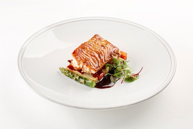 Жареная мурманская треска с картофелем и спаржей