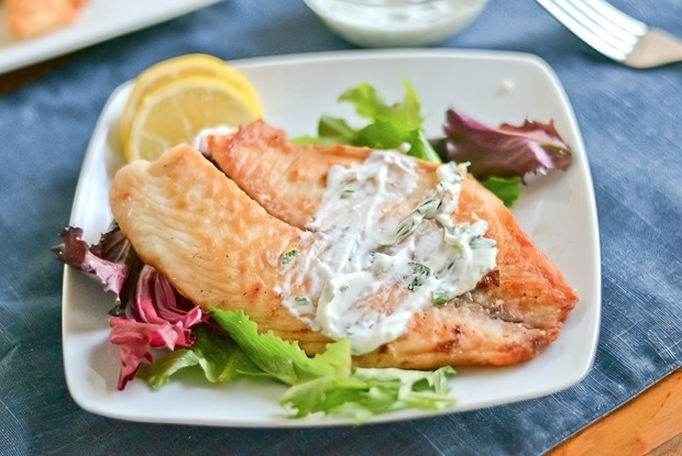 Жареная рыба под йогуртом с зеленью