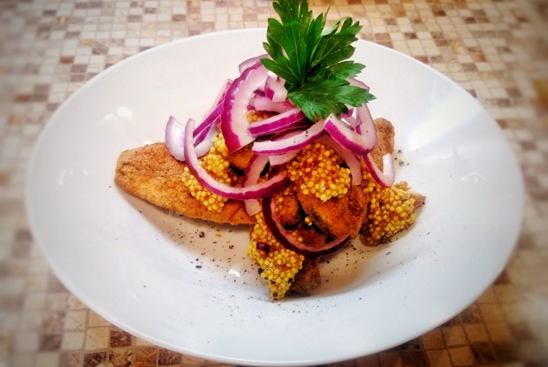 Жареная сельдь с горчицей и красным луком