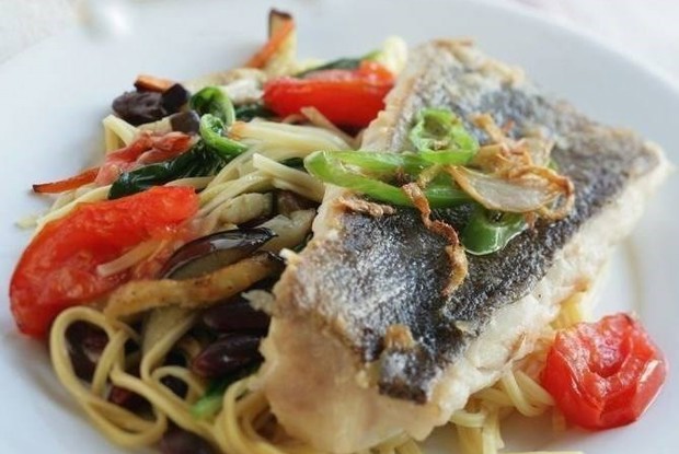 Жареная треска с рисовой лапшой и овощами