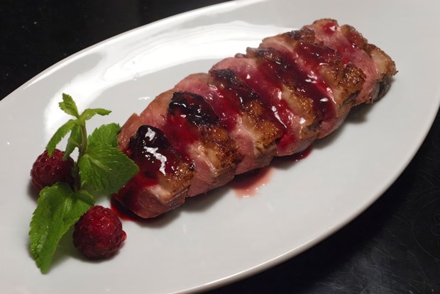Жареная утиная грудка с ягодным соусом