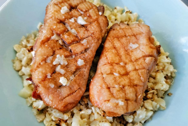 Жареная утка с гарниром из цветной капусты