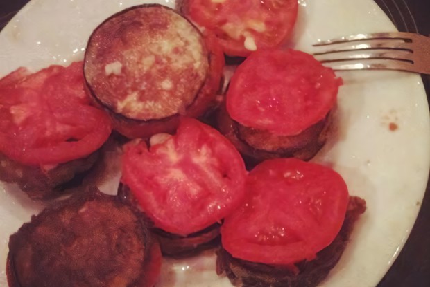 Жареные баклажаны с помидорами и чесноком