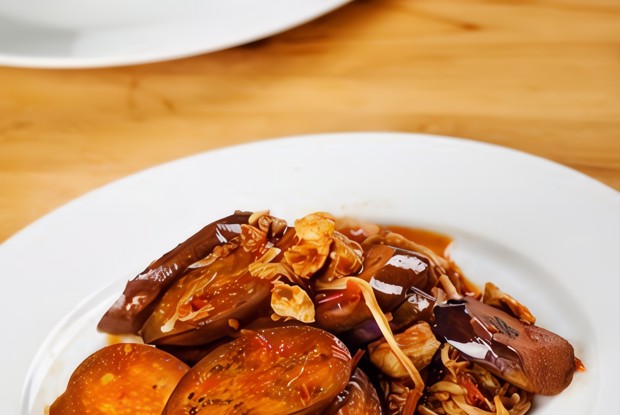 Жареные баклажаны в соевом соусе и мирине с чесноком