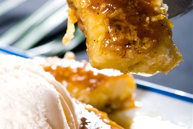 Жареные бананы в кляре с мороженым, красной смородиной и мятой