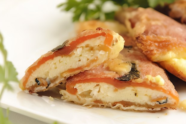 Жареные фаршированные козьим сыром, перцы и оливки