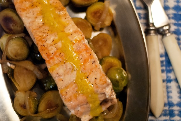 Жареные филе лосося и брюссельская капуста