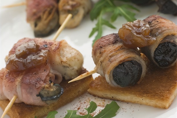 Жареные финики с беконом