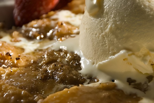 Жареные фрукты в сухарях с мороженым и мятой