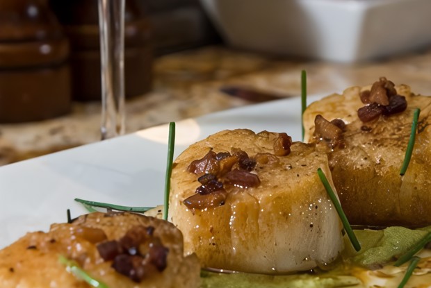 Жареные гребешки со сливочным соусом мисо