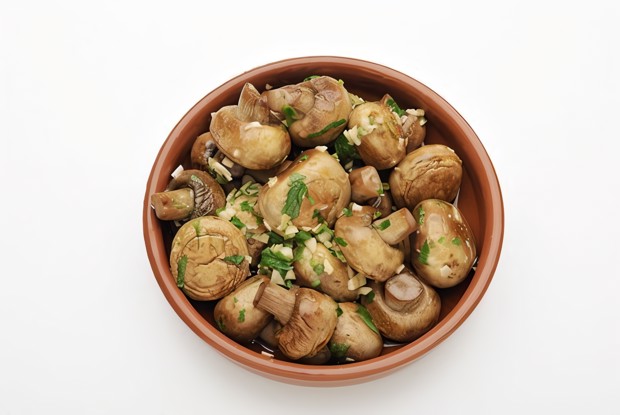 Жареные грибы с чесноком, петрушкой и лимонным соком