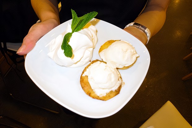 Жареные яблоки с кремом Шантильи