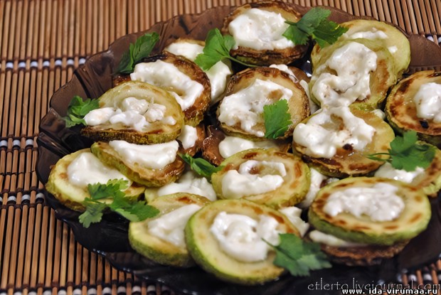 Жареные кабачки с чесночным соусом