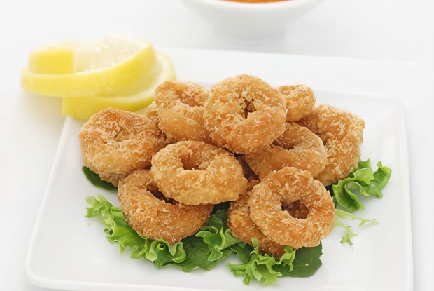 Жареные кольца кальмаров с солью и перцем со сладким соусом чили