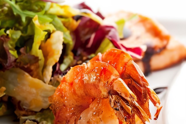 Жареные креветки в ароматном чесночном соусе