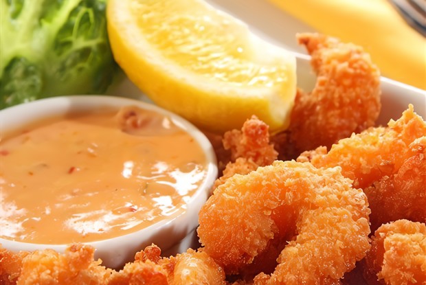 Жареные креветки в кляре из эля с соусом тартар