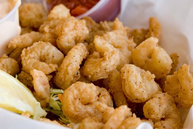 Жареные креветки в яйце