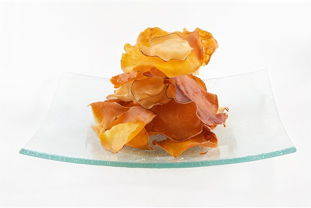 Жареные кружки батата в чесночном масле с жареным шалфеем