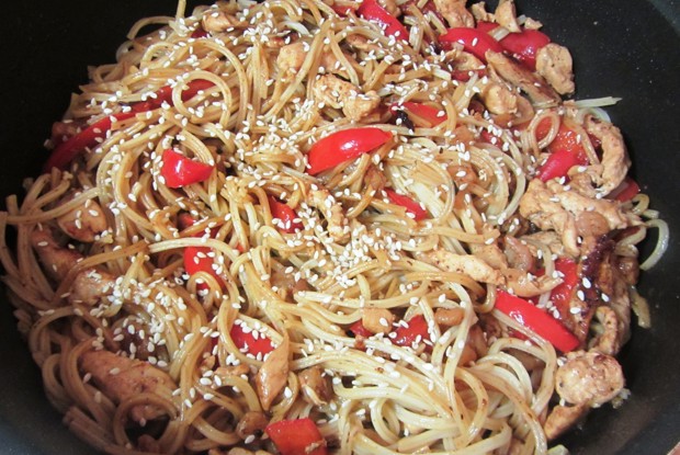 Жареные курица и креветки с лапшой соба и маринованным имбирем