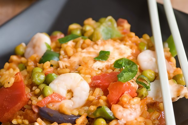 Жареные курица и креветки со сладкой кукурузой, грибами и рисом