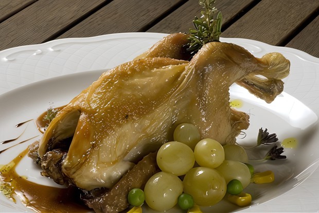 Жареные куропатки в цитрусово-гвоздичной глазури