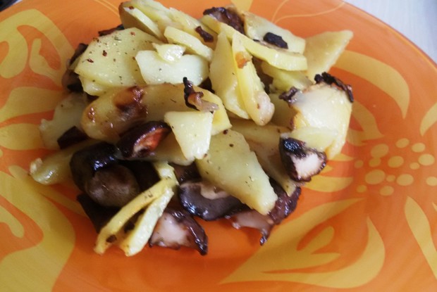 Жареные маслята с картофелем