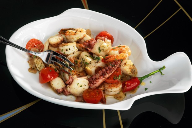 Жареные морепродукты с чесноком и томатами