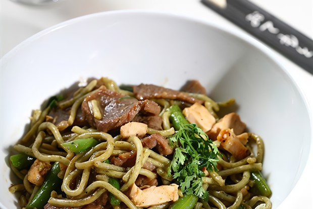 Жареные овощи с грибами, кунжутным маслом и соевым соусом