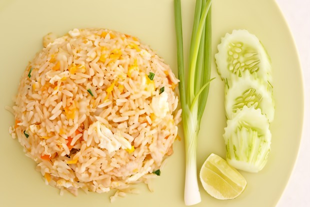 Жареные овощи с рисом и яйцом