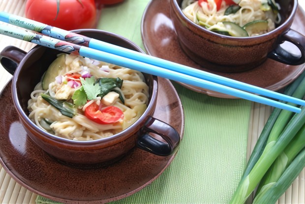 Жареные овощи и тофу с имбирем, кунжутным маслом и мисо