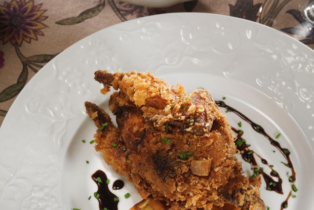 Жареные перепелки с вафлями и кленовым сиропом