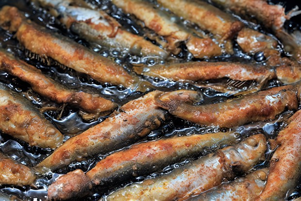 Жареные сардины с салатом из апельсинов и фенхеля