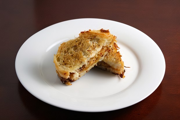 Жареные сэндвичи с беконом и грушей