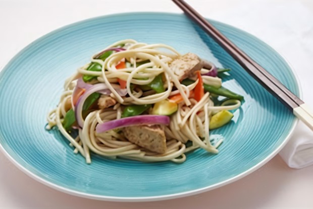 Жареные темпе и овощи с гречневой лапшой