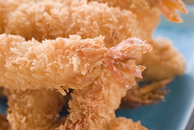 Жареные тигровые креветки в панировке с соусом