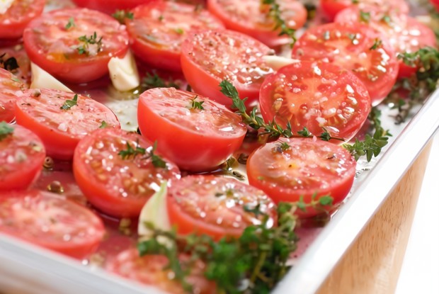 Жареные томаты с чесноком и оливковым маслом