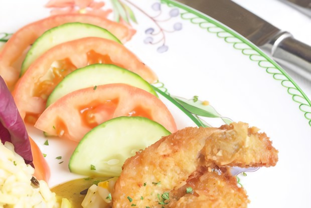 Жареные томатные ломтики в хлебных крошках