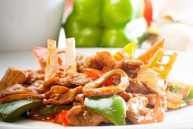 Жареные зеленые овощи с халлоуми и грибами