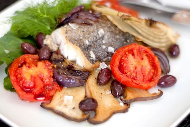 Жареный хек с белыми грибами, запеченным фенхелем, сладким луком и помидорами