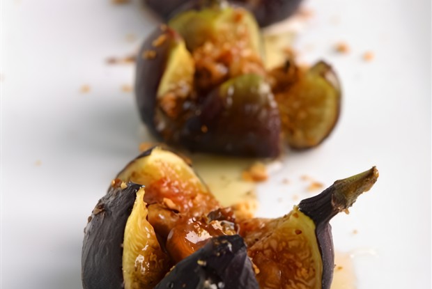 Жареный инжир с сыром горгонзола и медово-уксусным соусом