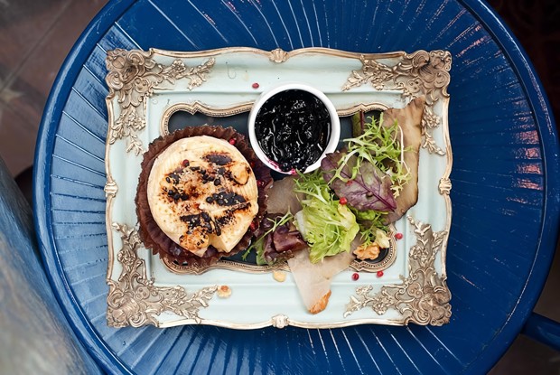 Жареный камамбер с чернично-розмариновым джемом