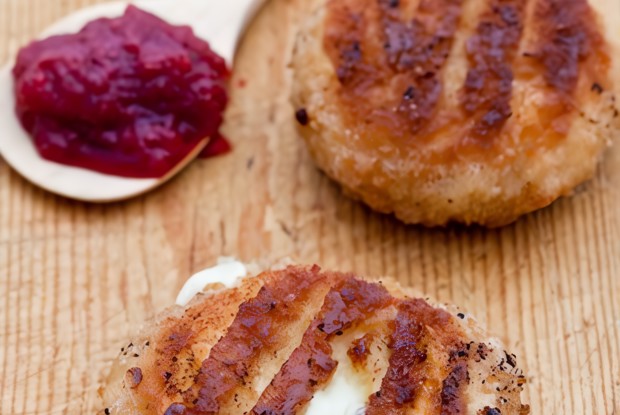 Жареный камамбер с клюквенным соусом