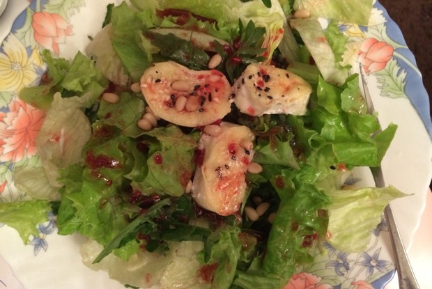 Жареный камамбер с малиновым соусом