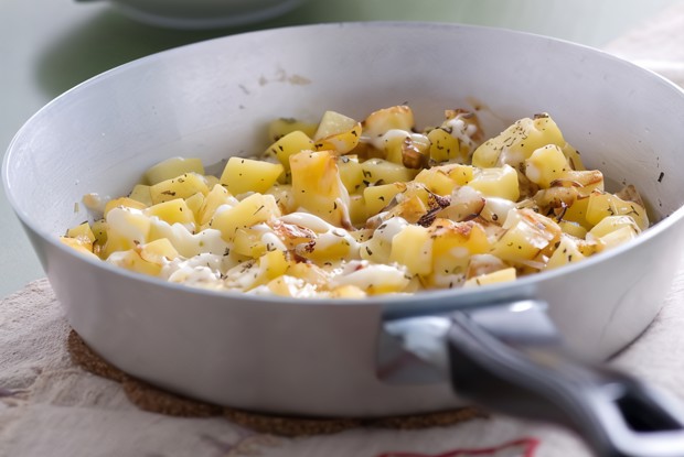 Жареный картофель с фетой и орегано