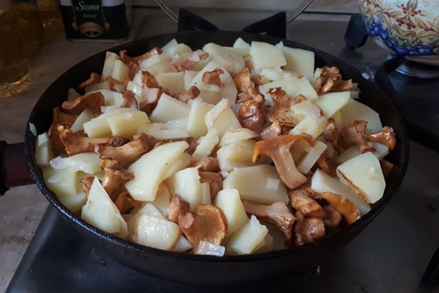 Жареный картофель с лисичками и чесноком