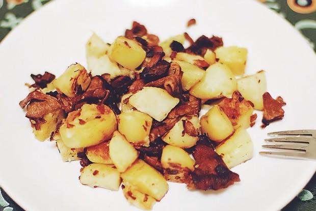 Жареный картофель с лисичками