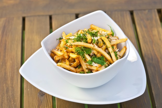 Жареный картофель с травами и сыром по-итальянски