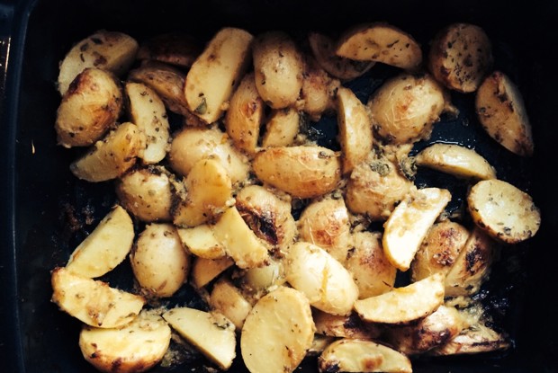 Жареный картофель в горчице, чесноке и орегано