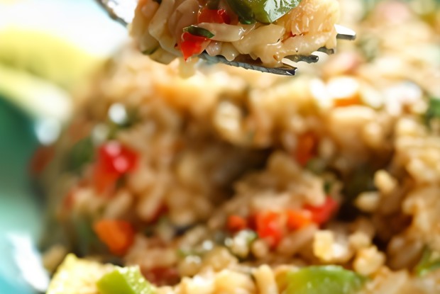 Жареный коричневый рис с овощами и яйцами