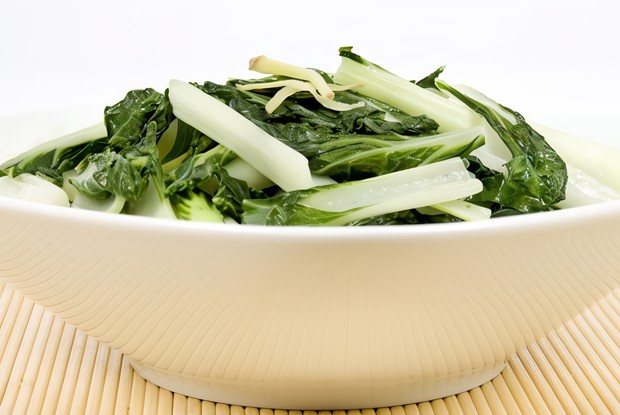 Жареный латук с чесноком